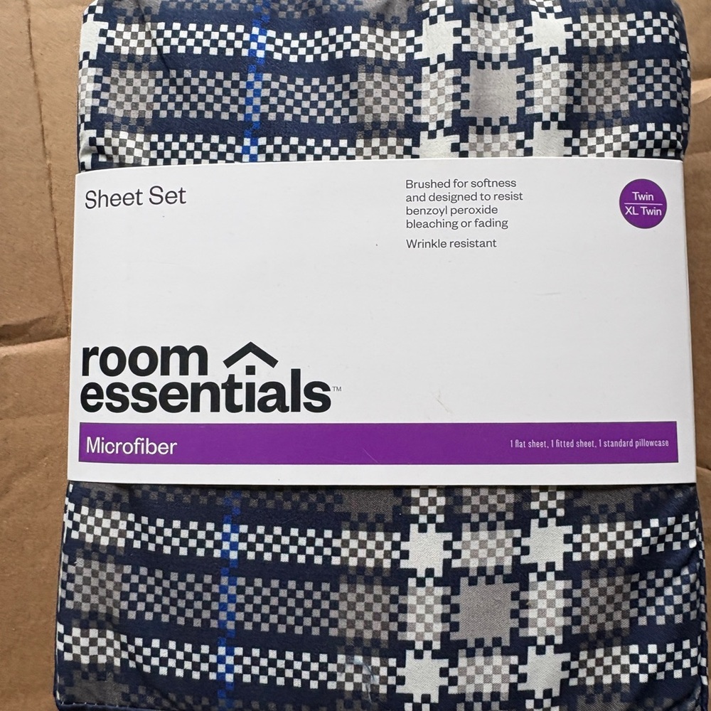 Nwt twin/twin xl Room Essentials Navy and White Checkered Sheet Set